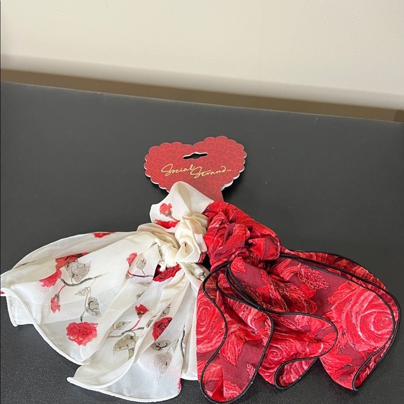 Social Strands Accessories - Social Stands | Red & Cream Rose 🌹 Hair Scrunchies